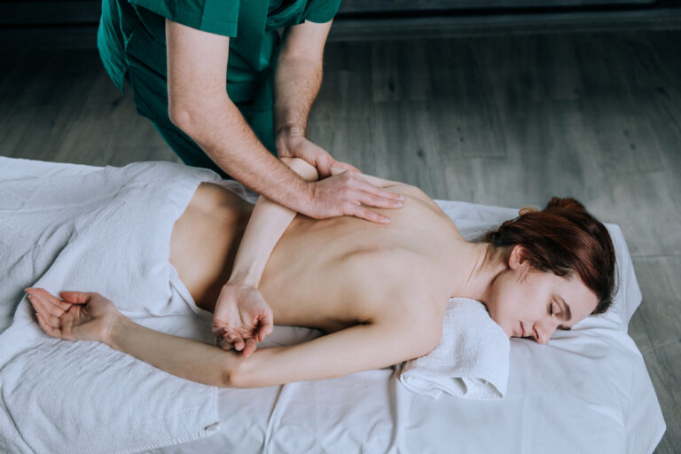 Massage,Therapist,Doing,Massotherapy,Of,A,Young,Woman